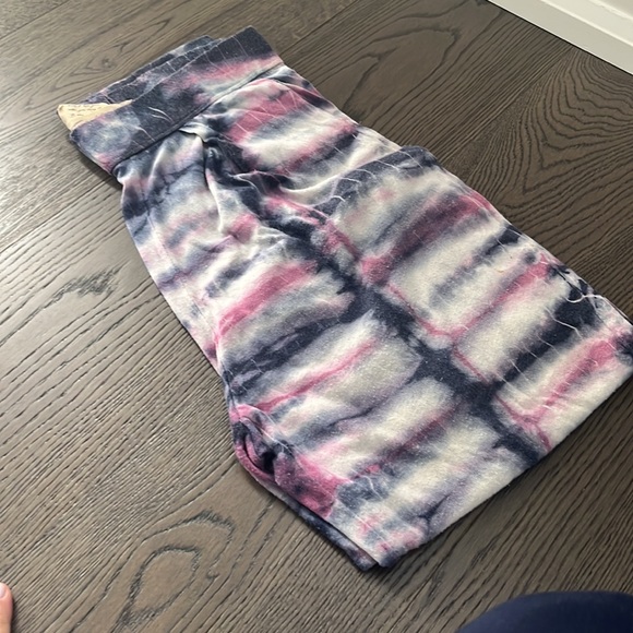 Raquel Allegra Lot - 3 tank, 2 long sleeve, 5 pant, 1 tshirt - 11 total - Picture 4 of 5